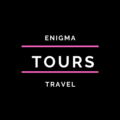 Logo de Enigma Tours en blanco y rosa.